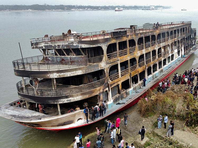 Copy of 2021-12-24T073246Z_114583671_RC2VKR93PIP8_RTRMADP_3_BANGLADESH-FERRY-FIRE [1]-1640597432746
