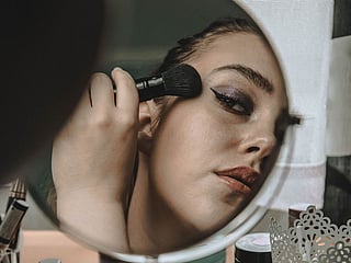 The right colours can make your eyes pop naturally. Look beyond eyeshadow — your clothing and accessories matter too. Test what shades highlight your eye colour. 