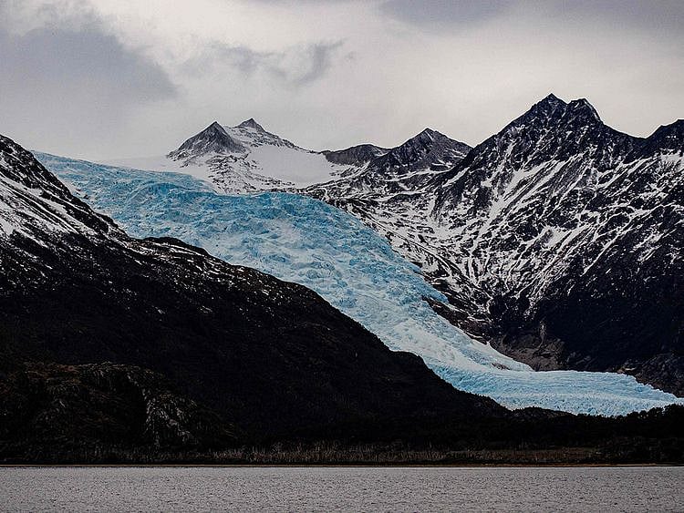 A glacier over Darwin's mountain range 