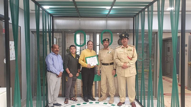 Dubai Police honours Man for Returning AED 134000-1673164283638