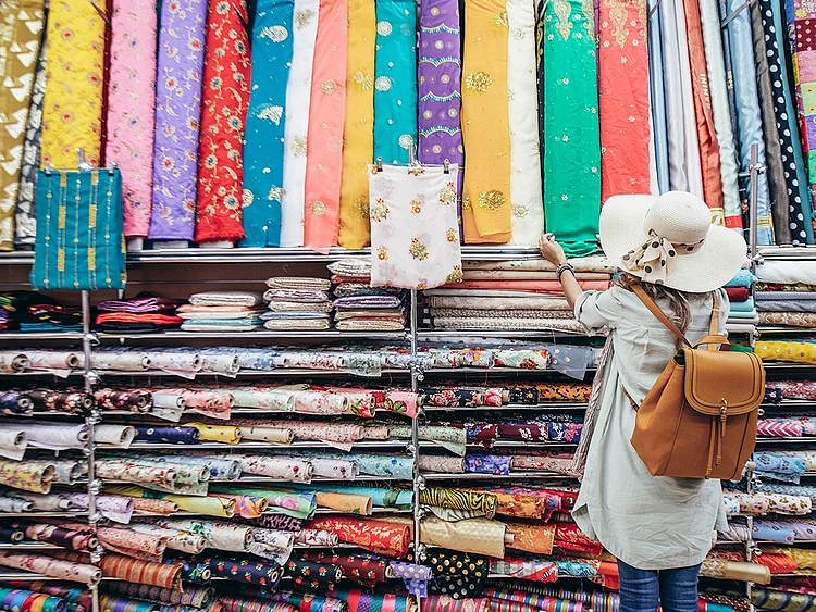 Stock UAE tourism shopping economy