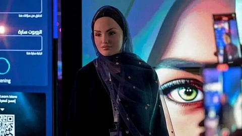 Sara was created through a collaboration between Saudi Digital and Qss Company and is designed to interact with visitors and respond to their inquiries.