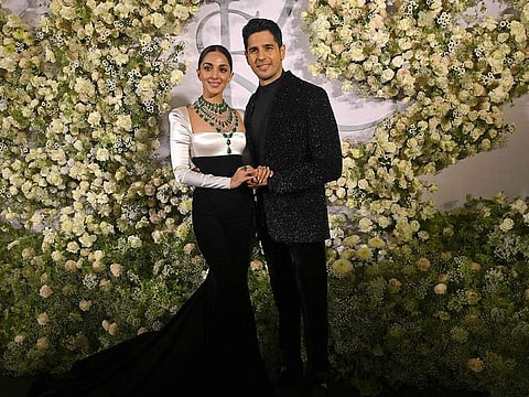  Bollywood actors Sidharth Malhotra (R) and Kiara Advani pose for pictures during their wedding reception party in Mumbai on February 12, 2023. (