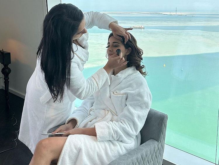 Sara Ali Khan(L) and Ananya Pandey(R)