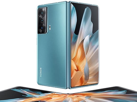 The Magic Vs comes with an industry-first super-light gearless hinge, which makes the phone fold gap-free.