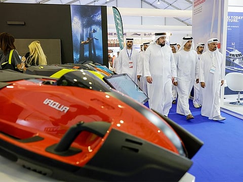 After the inauguration, Sheikh Ahmed toured the show, accompanied by several dignitaries.