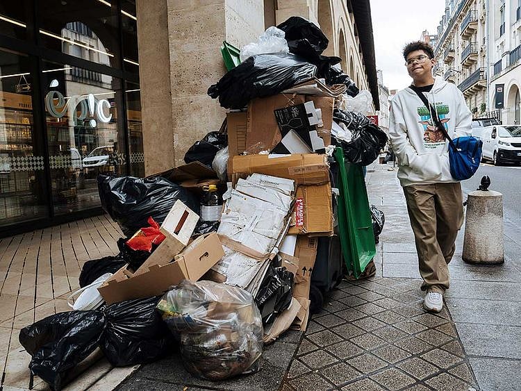 France paris garbage