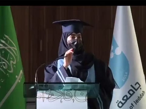  A Saudi female student giving an address in Chinese on behalf of the graduates