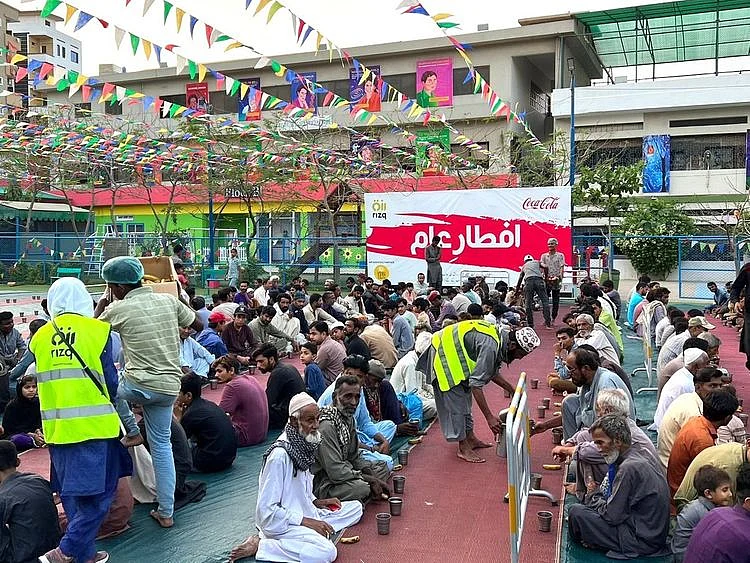 Nearly a thousand men, women and children sitting at dastarkhwan arranged by Rizq, waiting to end their fast on March 29, 2023. 