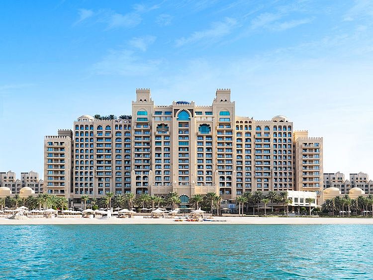 Stock-Fairmont-the-Palm-in-Dubai