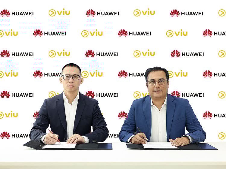 William Hu (left), Managing Director of Huawei Consumer Business Group, Middle East and Africa Eco Development and Operation, and Rohit D'silva, Chief Business Officer for the Middle East and South Africa at Viu, sign the partnership agreement