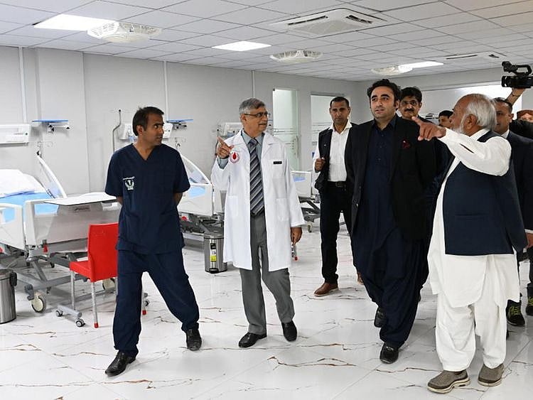 Foreign Minister, Bilawal Bhutto Zardari, inspects the new lung transplant facility in Gambat after inaugurating it. To his right is Dr. Bhatti.