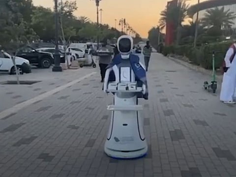 A footage was shown on TV of the robot moving on a sidewalk while carrying the sunset meals and deliver them to volunteers, who present them to people inside cars, .