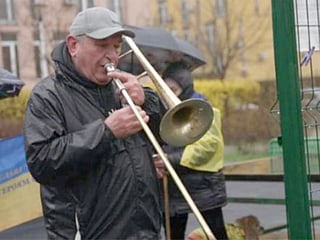 Ukraine: Musician, 80, vows to play trombone in Kyiv ‘until we win’