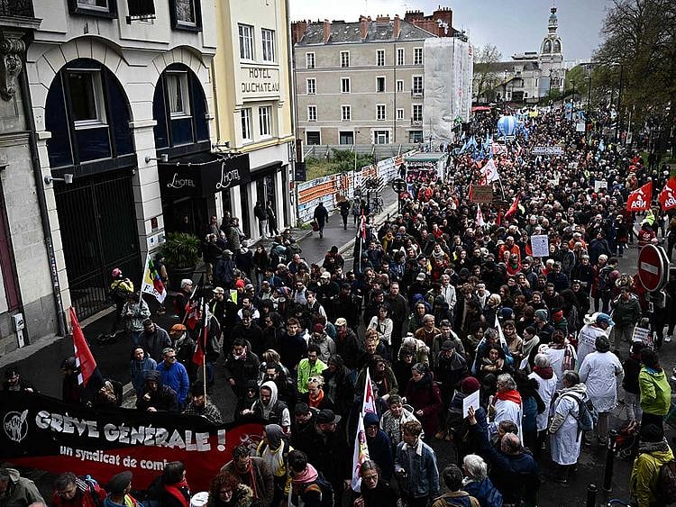 France paris protest pension strike