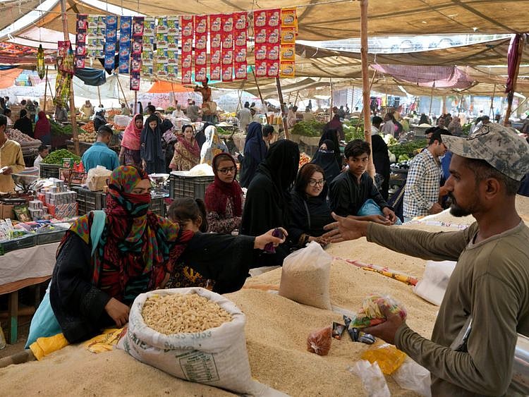 busy market in ramdan-1681467337198