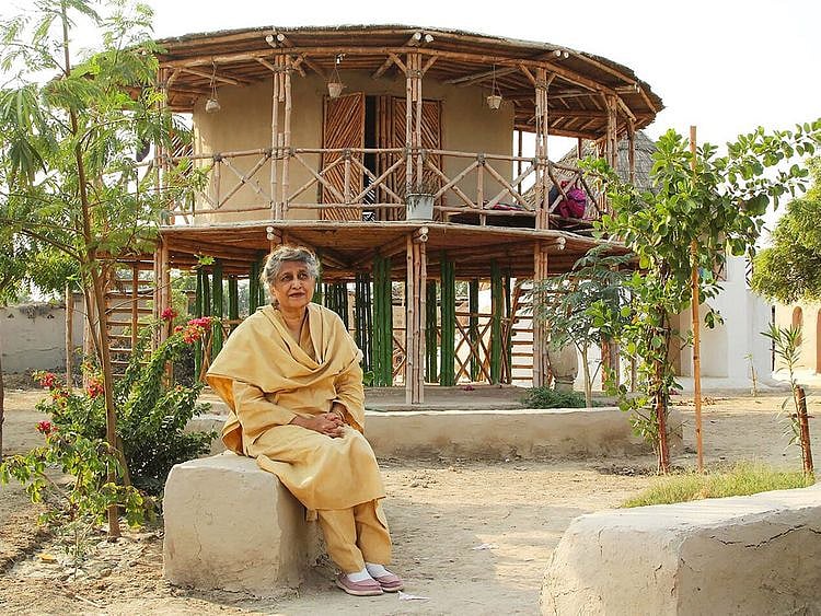 Yasmeen Lari outside Women’s Centre in Sindh. The shelter is made from bamboo, mud, and lime. 