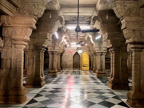 Inspired by the architecture of the famous Ramanathaswamy Temple in Rameswaram, the Kilakarai Juma Masjid is one of the most striking examples of India’s cultural harmony. 