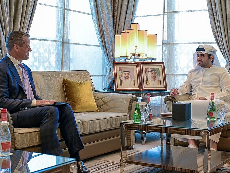 MAKTOUM WITH CEO of Equinix