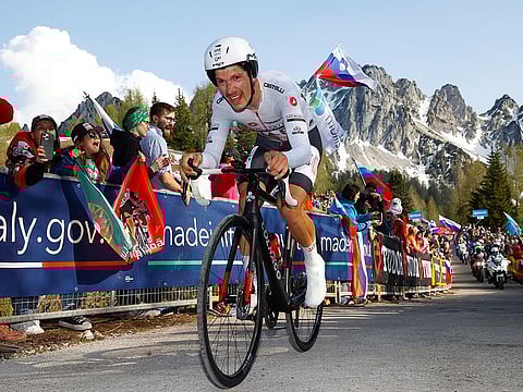 Almeida powered through the initial kilometers, setting a blistering pace.