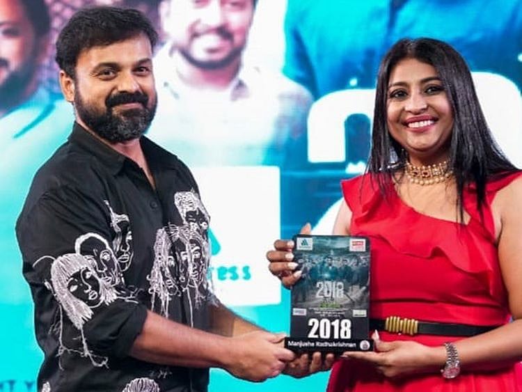 Malayalam actor Kunchako Boban presents an award to Manjusha Radhakrishnan, Entertainment Editor of Gulf News, at Sharjah on June 3, 2023.