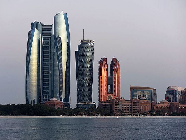 STOCK ABU DHABI SKYLINE / TOURISM / TOURISTS / ECONOMY
