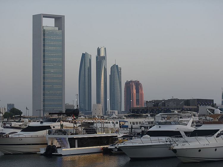 STOCK ABU DHABI SKYLINE / TOURISM / TOURISTS / ECONOMY