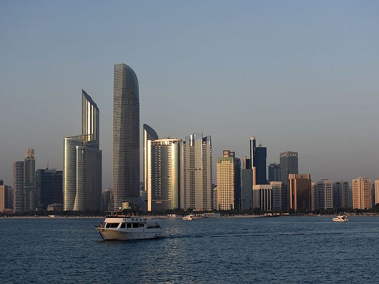STOCK ABU DHABI SKYLINE / TOURISM / TOURISTS / ECONOMY