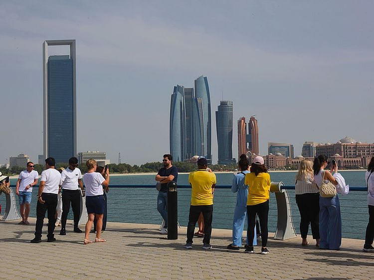 STOCK ABU DHABI SKYLINE / TOURISM / TOURISTS / ECONOMY