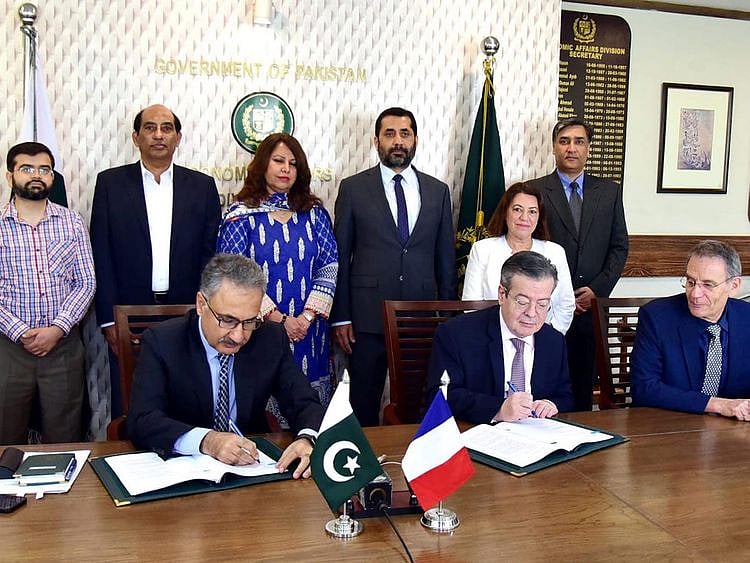  Dr. Kazim Naiz, Secretary of Pakistan’s Economic Affairs Division, and Nicolas Galey, Ambassador of France, sign the credit facility agreement of €180 million.