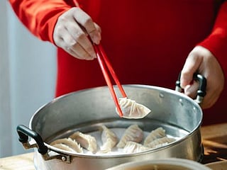A hungry Chinese king and cooking styles: The tale of chopsticks