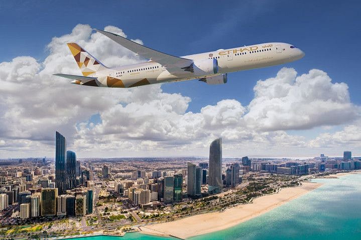 An Etihad Dreamliner flying over Abu Dhabi-1687336526674