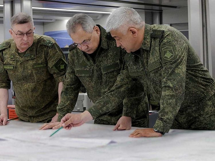 Russian Defence Minister Sergei Shoigu and Colonel General Yevgeny Nikiforov