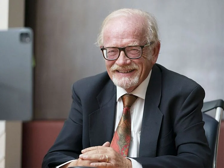 Peter Hellyer
