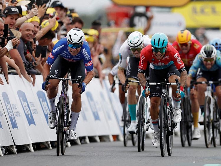 Copy of 2023-07-04T172522Z_2097297416_UP1EJ74183DBS_RTRMADP_3_CYCLING-FRANCE-1688494108272