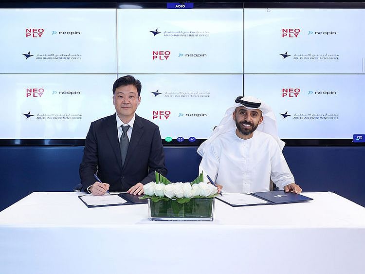 Abdulla Abdul Aziz AlShamsi, Director General of ADIO and Jinho Park, Chief Operating Officer of Neoply 