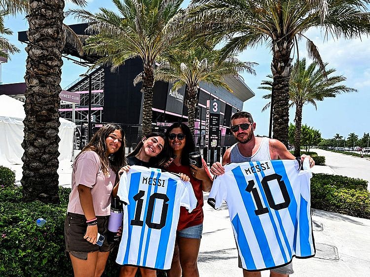 Fans of Argentine football player Lionel Messi 