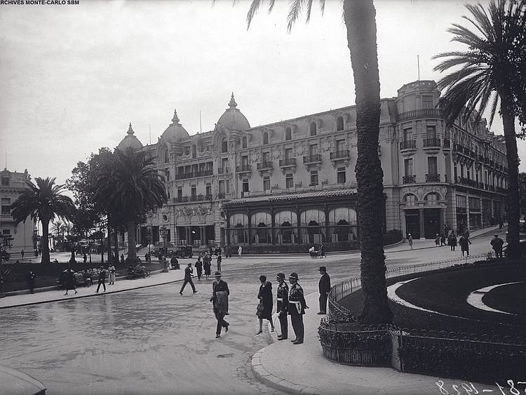 The Hôtel de Paris in 1928, already a high place in Monte-Carlo.