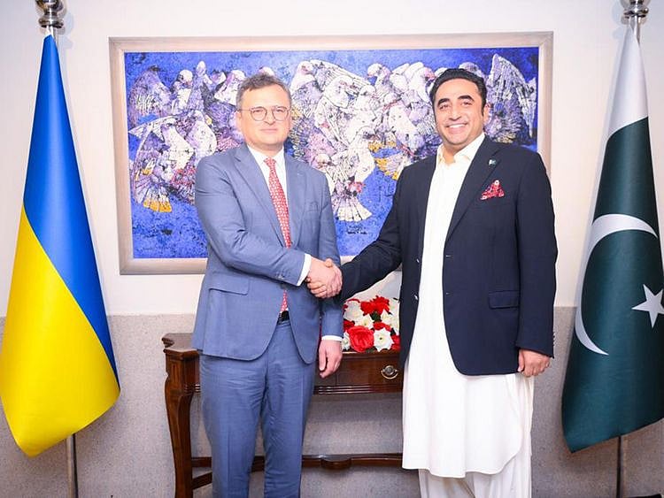  Pakistan Foreign Minister Bilawal Bhutto Zardari welcomes Foreign Minister of Ukraine Dmytro Kuleba at the Ministry of Foreign Affairs on July 20, 2023. This is the first-ever visit of a Ukrainian foreign minister to Pakistan. 