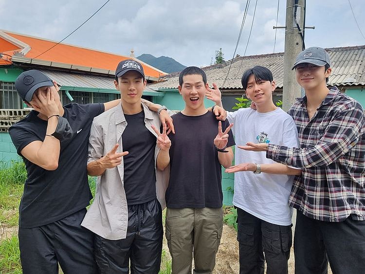 Joohoney K-pop band Monsta X enlists in military