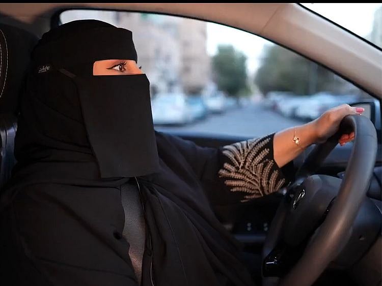 WOMAN 12-1690359572473