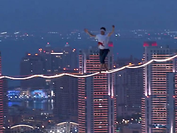 Ross, an Estonian athlete and three-time world champion in suspended rope walking, successfully undertook this extraordinary challenge on his first attempt.