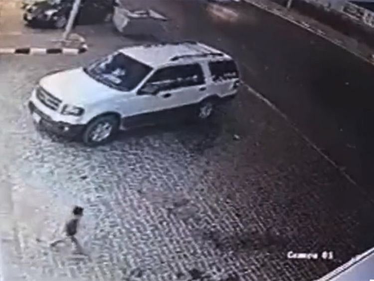 Saudi rescues kid from being run over on highway