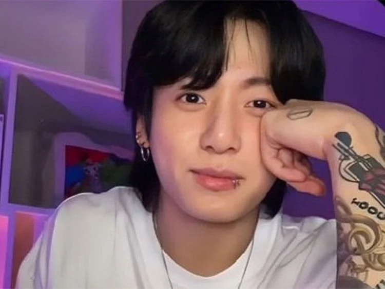 Jungkook wrote that he was missing ARMY and wished them well. 