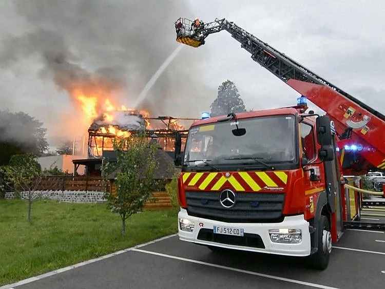 France_Fire_44445--6e9e5-(Read-Only)