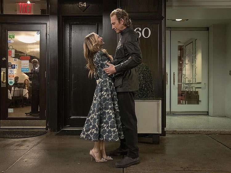 A still of Aidan and Carrie Bradshaw, played by Sarah Jessica Parker and John Corbett, in the OSN+ series 'And Just Like That'