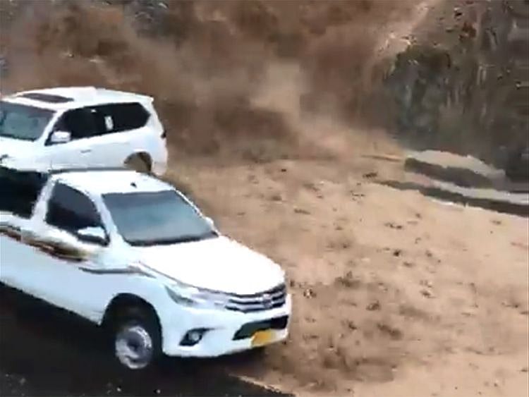 Video: Major flood in 'Wadi Al Hajar' in Oman disrupts traffic amid heavy rains