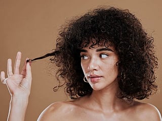 Why is my curly hair so frizzy in summer? How to keep the curls smooth