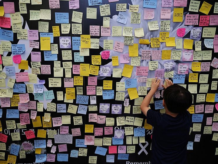 boy korea teacher condolence