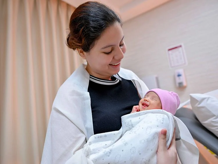 Liz Valentina Parra Rodriguez and husband Jason Mateo Moreno Gutierrez with Baby Maryam Violet at Burjeel Medical City 1-1694665487352